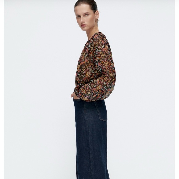 Floral blouse size XS but fits like M - Picture 3 of 5